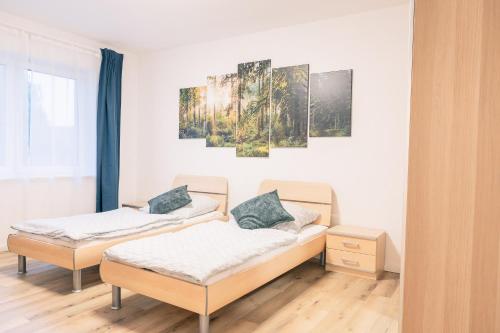 ein Zimmer mit zwei Betten und einem Gemälde an der Wand in der Unterkunft Haus Emma Großes Ferienhaus mit Garten für bis zu 10 Personen in Klosterdorf
