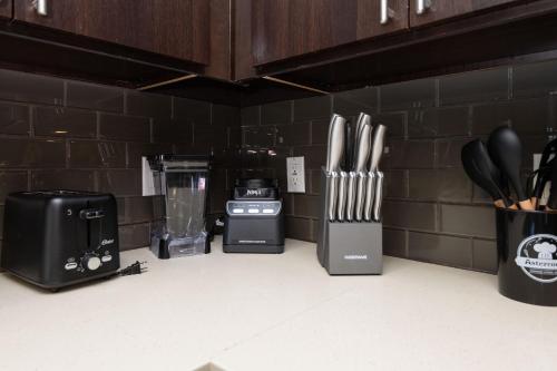 West Hollywood Chic Apartment photo 29