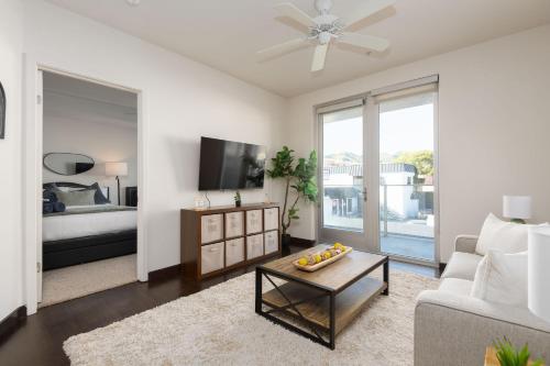West Hollywood Chic Apartment photo 16