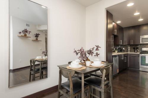 West Hollywood Chic Apartment photo 8