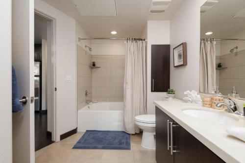 West Hollywood Chic Apartment photo 7