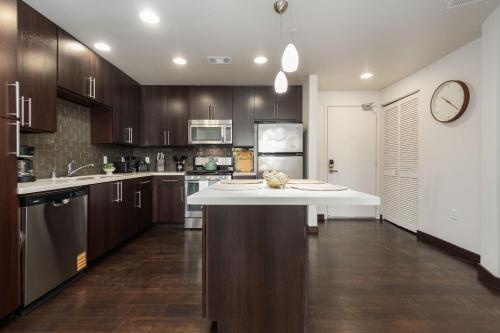 West Hollywood Chic Apartment photo 13