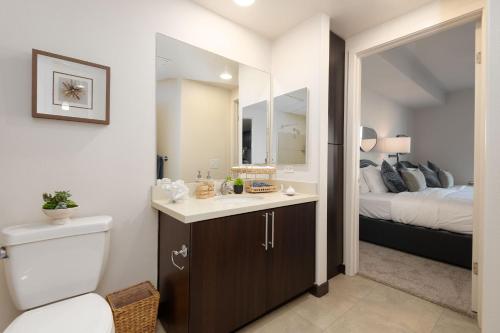 West Hollywood Chic Apartment photo 12