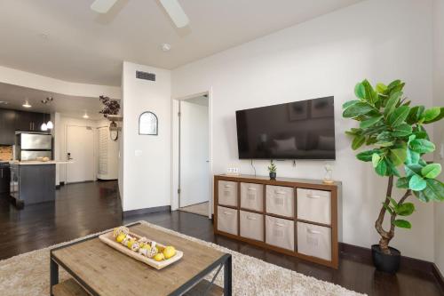 West Hollywood Chic Apartment photo 18