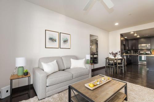 West Hollywood Chic Apartment photo 11