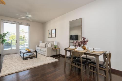 West Hollywood Chic Apartment photo 10