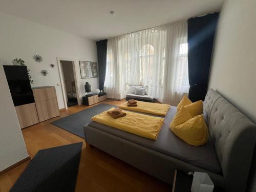 a living room with a bed and a couch at Ferienwohnung Marie in Bad Elster