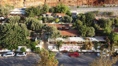 Civardaki semt veya kamp alanı yakınında bir semt