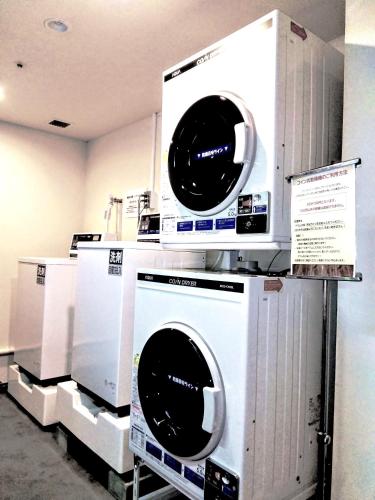 a stack of washing machines on display in a room at ホテルレイクアルスターアルザ泉大津 in Izumiotsu
