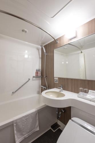 a bathroom with a sink and a mirror at ホテルレイクアルスターアルザ泉大津 in Izumiotsu
