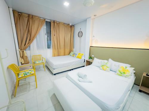 a room with two beds and a couch and a chair at La Puerta del Ángel LOW COST in Ricaurte