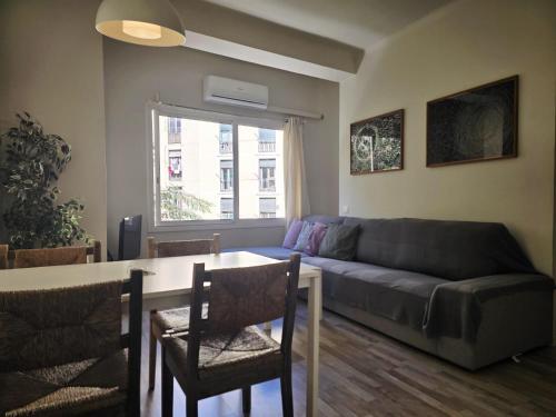 little 3 bedrooms apartement barcelona center