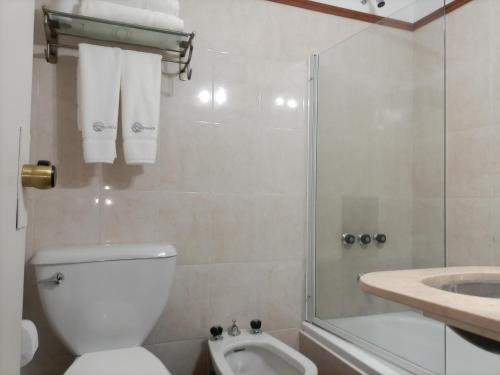 Ένα μπάνιο στο Intersur Colon Hotel