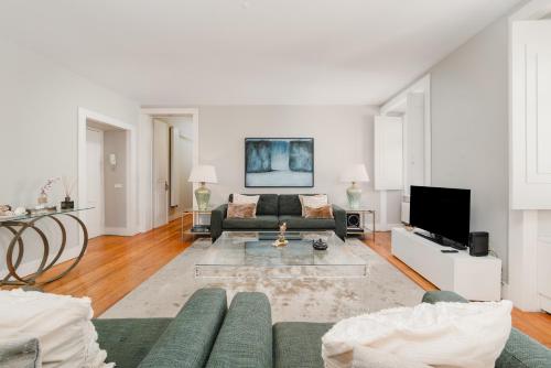 Luxurious Central Lisbon 4BR Apt, Sleeps 10 wAC