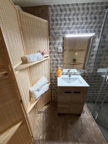 a bathroom with a sink and a mirror at Monte Vilão in Soudes