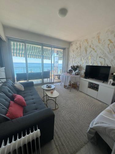 Charming Studio Apartment with Ocean Views in Nice, France