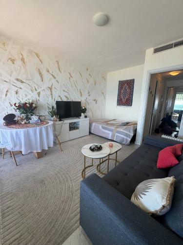 Charming Studio Apartment with Ocean Views in Nice, France