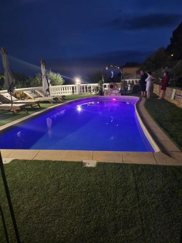 Suite parentale في Le Tignet: مسبح أزرق كبير في فناء ليلاً