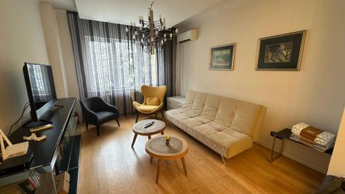 Bonnie's Stylsih 2BR Home near the Palace