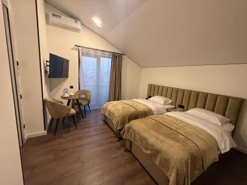 Llit o llits en una habitació de Davos Hotel