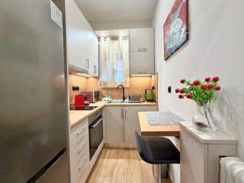 Elegant & Stylish 2nd Floor Flat - 3' from Metro