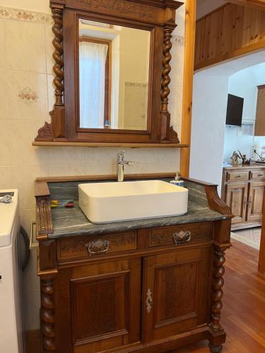 ein Badezimmer mit Waschbecken und Spiegel in der Unterkunft CadlaNona in Boves