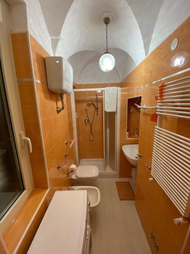 a small bathroom with two toilets and a sink at Casa della Resistenza in Sulmona
