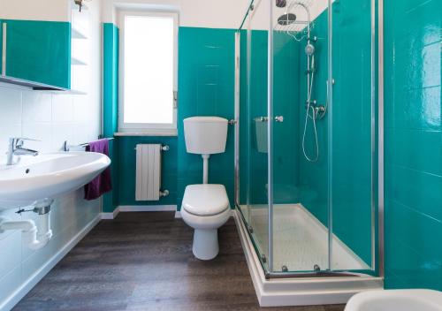 a bathroom with green walls and a toilet and a sink at Casa Bratz in Marciana Marina