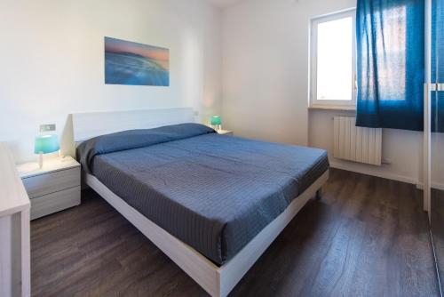 a bedroom with a bed and a window in it at Casa Bratz in Marciana Marina