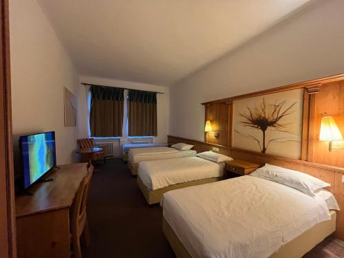 Llit o llits en una habitació de Hotel Braník