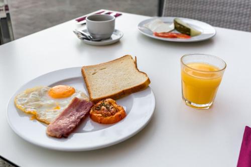 - un plateau de petit-déjeuner composé d'œufs, de saucisses et de pain grillé dans l'établissement Villa del Mar, à Patalavaca