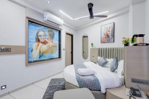 ein Schlafzimmer mit einem großen Gemälde an der Wand in der Unterkunft Hotel Lacasa in Sātej