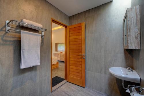 a bathroom with a sink and a toilet at Ratih Guest House in Ubud