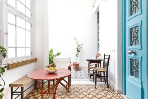 Spacious Neoclassical Apartment in Thisio with Courtyard- near Acropolis- Ideal for long stays