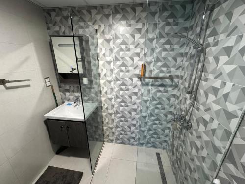 Vannituba majutusasutuses Pinnacle Row Panoramic 2BR Oasis