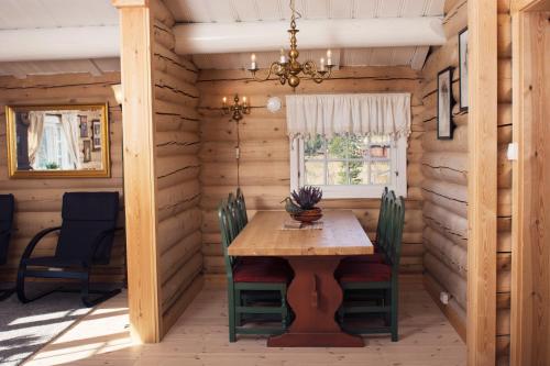 een eetkamer met een houten tafel en stoelen bij Rondaplassen in Kvam