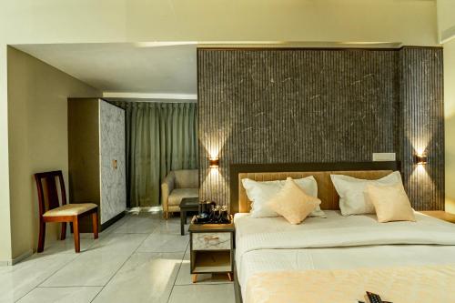 ein Schlafzimmer mit einem großen Bett und ein Wohnzimmer in der Unterkunft Zoho Suites in Kochi