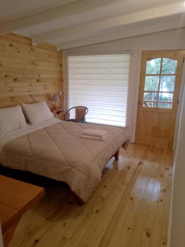 a bedroom with a large bed and a window at Alojamiento junto al mar in Chaitén