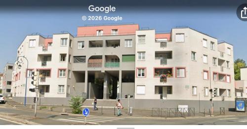 a large building with people walking in front of it at chambre privé chez l'habitant in Choisy-le-Roi