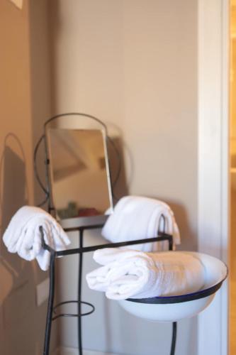 a table with a mirror and towels on it at Lo splendore dei Sassi in Matera