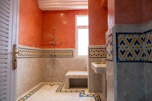 a bathroom with a shower and a sink and a window at Villa BALRA une maison d'hôtes au coeur du centre ville in Rabat