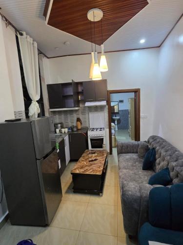 un soggiorno con divano e cucina di Golden Flame a Kigali