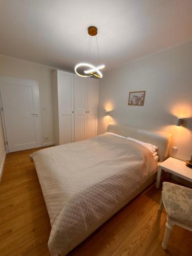 a bedroom with a bed and a ceiling fan at The Gold Resident Airport Warszawa-Modlin in Nowy Dwór Mazowiecki