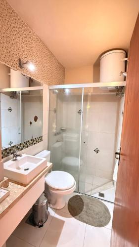 un bagno con wc, lavandino e doccia di Mandala Apartments a Luque