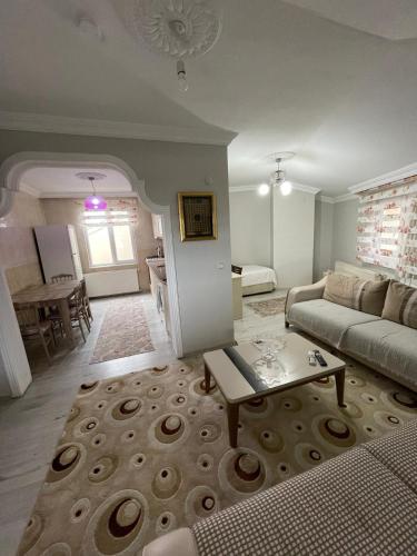 a living room with a couch and a table at PELİTLİ REZİDANS Otel in Trabzon