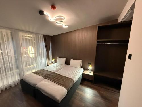 Four Side Hotel
