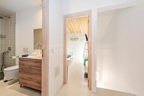 a room with a bathroom with a toilet and a sink at CAN REGALAT - Casa amb piscina a Artà in Artá