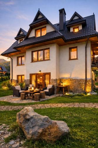 Domek Gabi z balią w ogrodzie