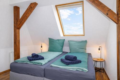 a bedroom with a bed with blue pillows on it at Larooms Merseburg - Apartment LP01 - 2 Zimmer, 2 Einzelbetten, 1 Doppelbett, große Couch, Küche, Balkon, Waschmaschine in Merseburg