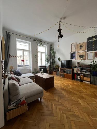 Künstlerische Altbauwohnung im beliebten Nibelungenviertel